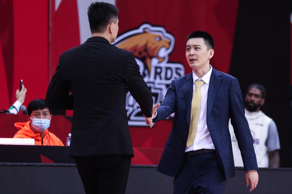 他挠了挠头：那啥，你咋也不问问我家……是咋睡的？她怔了下。